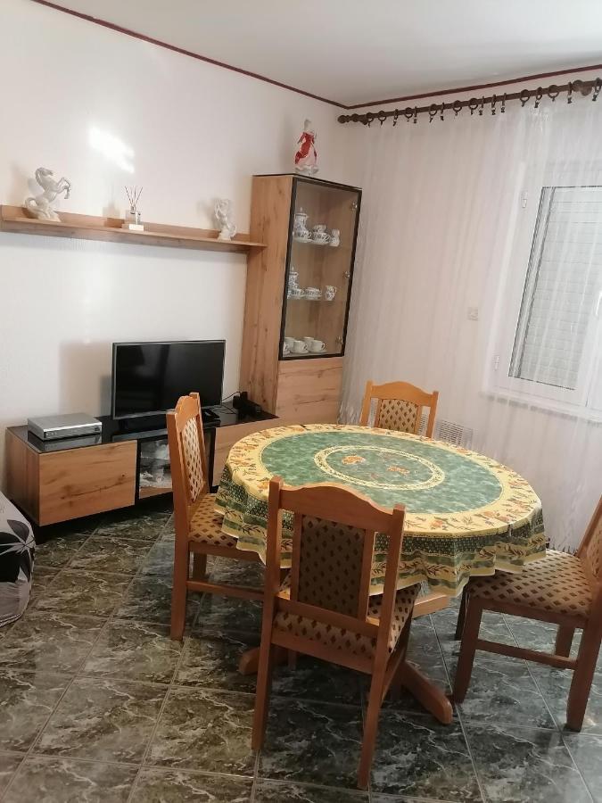 Apartmani Andelo I Ruzica Mundanije Luaran gambar