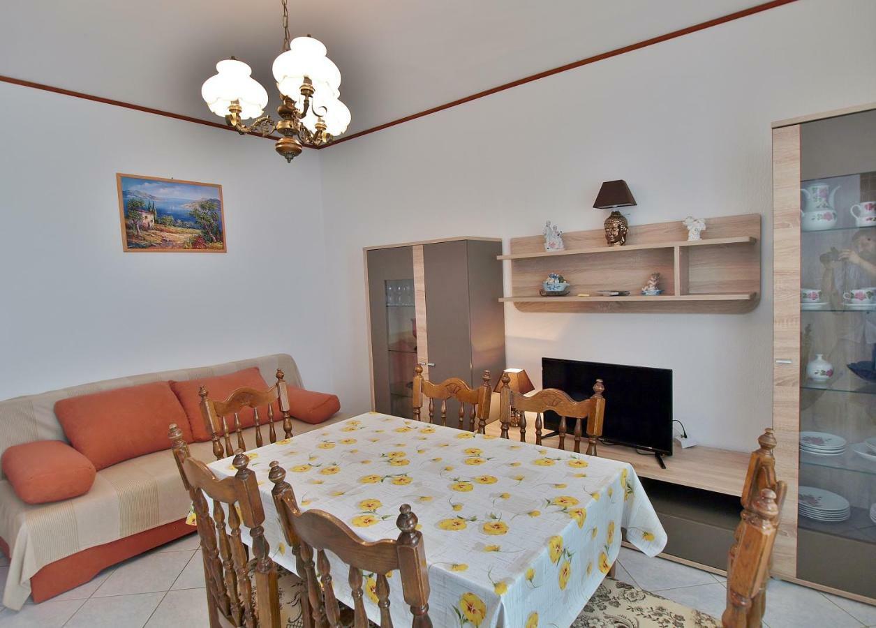 Apartmani Andelo I Ruzica Mundanije Luaran gambar